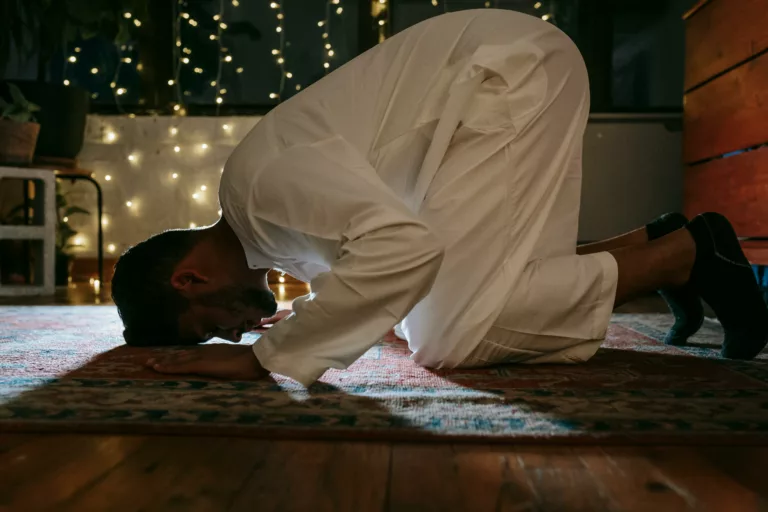 Qiyam Al-Layl : Comment prier, vertus et meilleur moment pour la prière nocturne