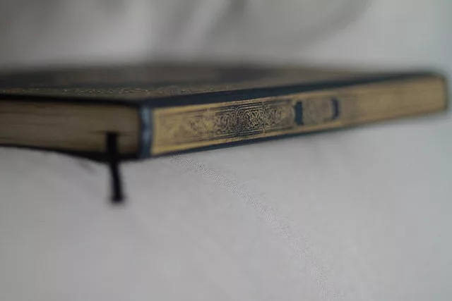 Apprenant étudiant l’arabe en ligne et lisant le Coran avec les règles du tajwid dans un cadre pédagogique serein