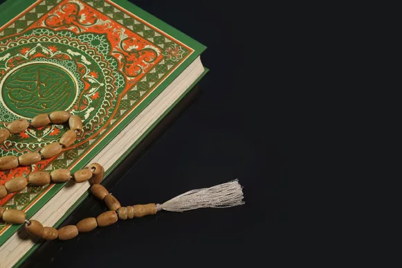 Étudiant récitant le Coran avec application des règles de tajwīd et compréhension de l’arabe