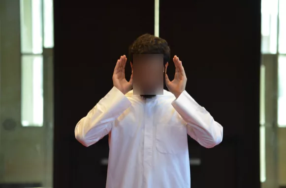 Musulman en prière récitant des invocations en arabe avec concentration et sérénité spirituelle