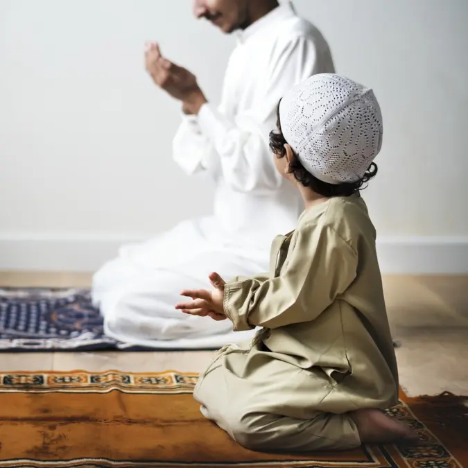 Enfant apprenant les invocations musulmanes