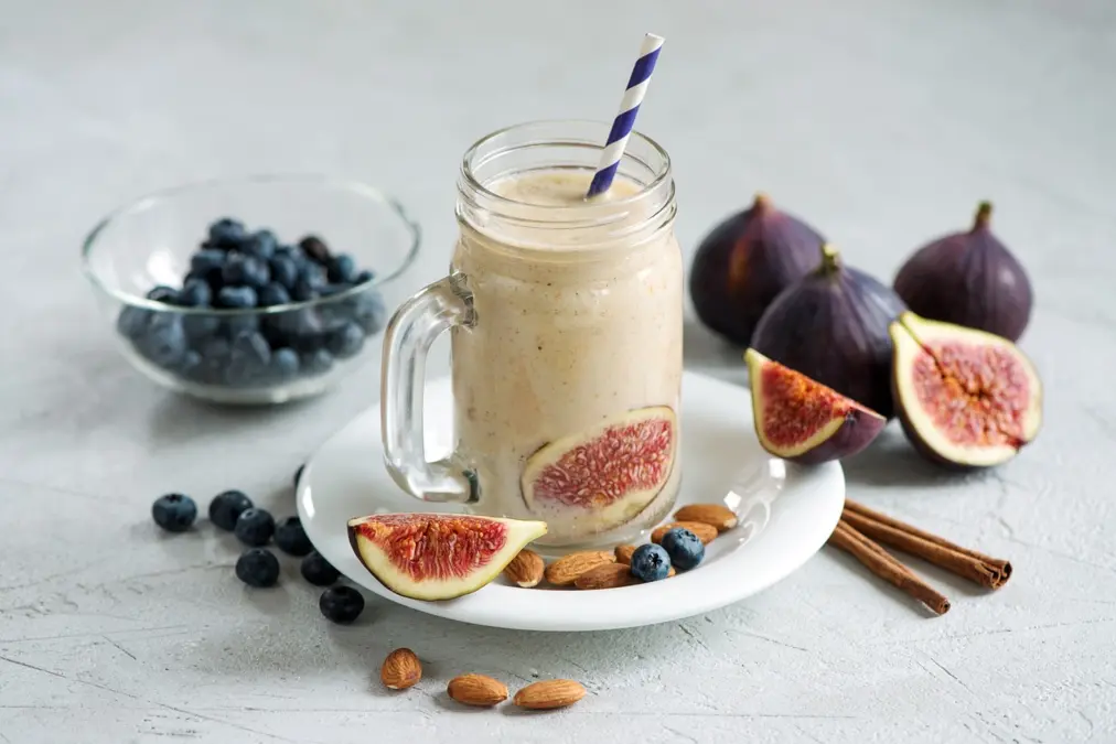 Fruit smoothie with figs and blueberries