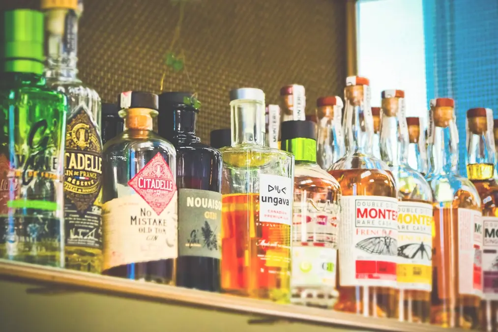 Bouteilles d’alcool alignées sur une étagère