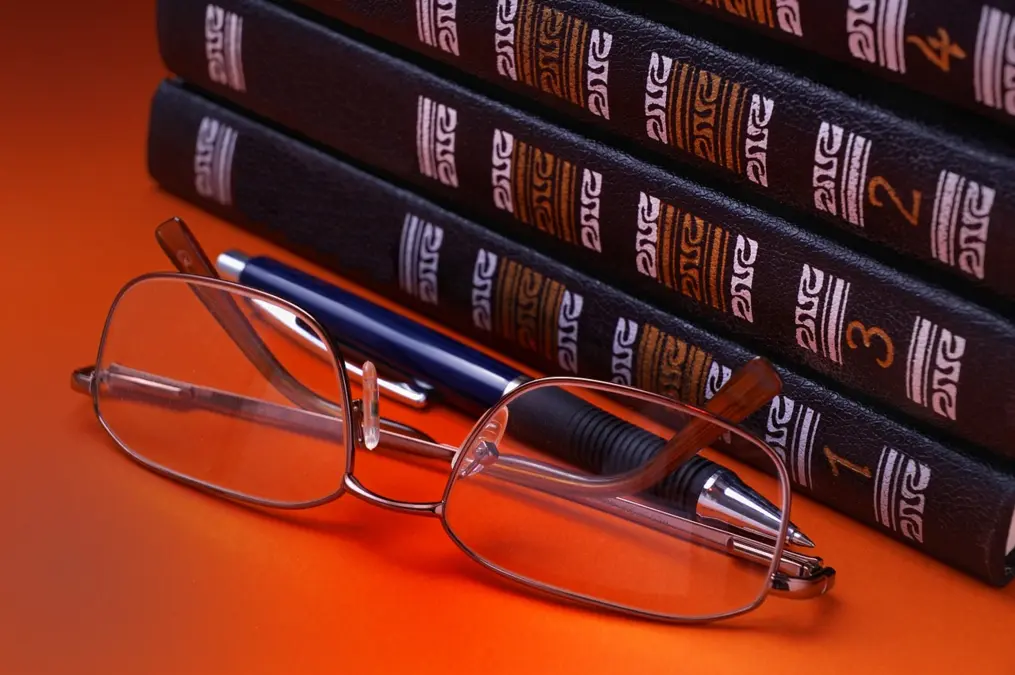 Lunettes posées devant des livres d’apprentissage