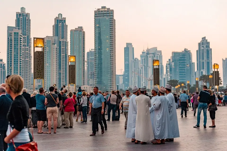 Ville arabe moderne avec habitants et voyageurs