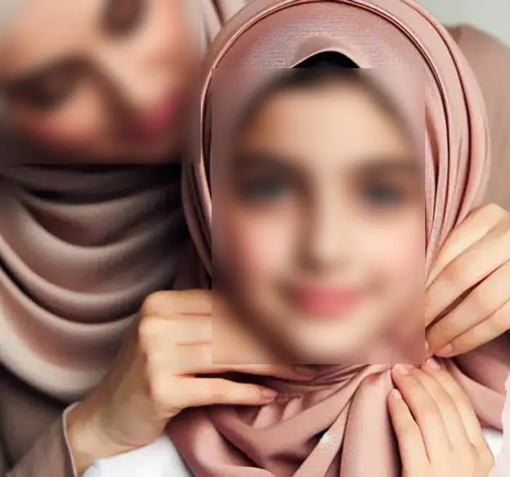 Mère aidant sa fille à porter le hijab