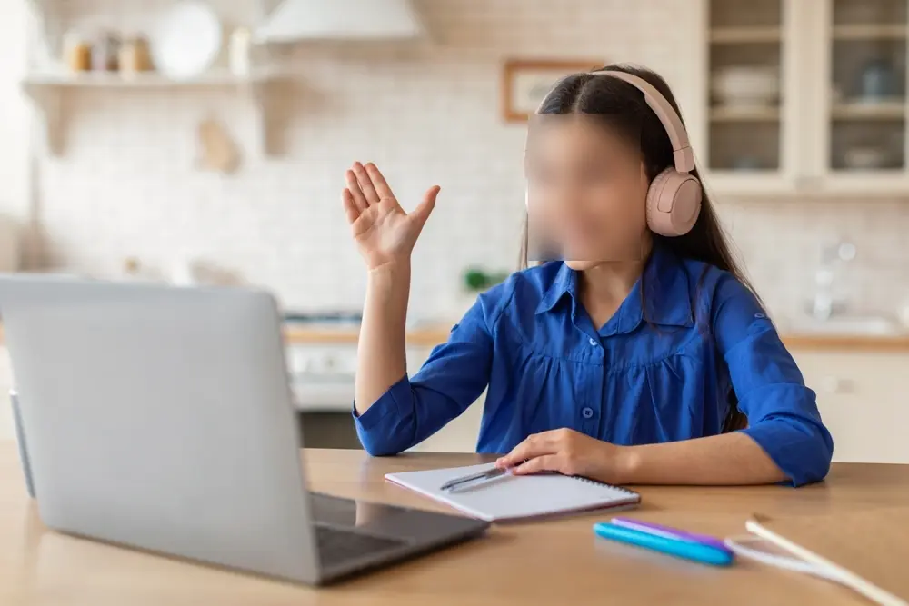 Enfant suivant un cours de Coran en ligne