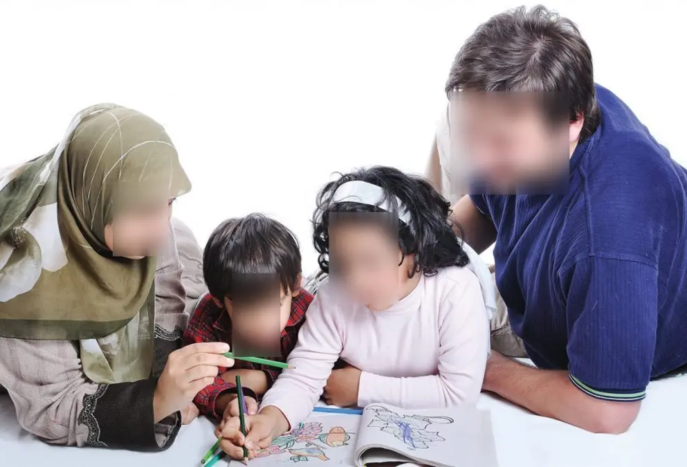 Parents aidant leurs enfants à étudier à la maison