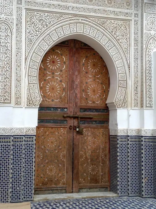Porte de mosquée à l’architecture islamique