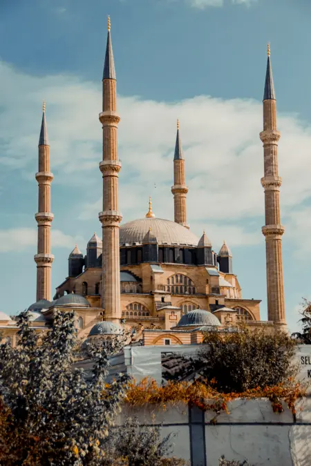 Mosquée avec dômes et minarets sous un ciel bleu