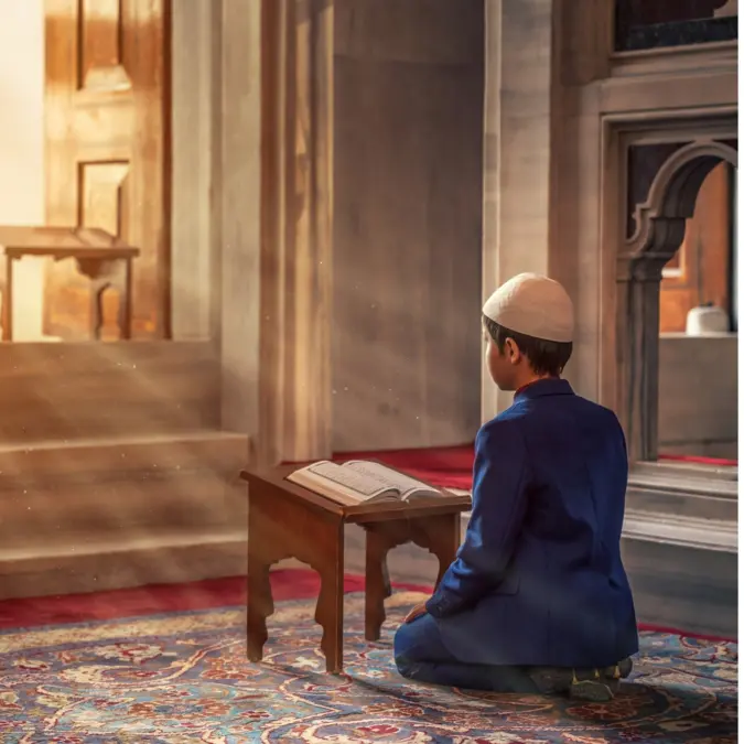 Enfant lisant le Coran dans une mosquée