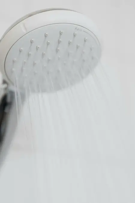 Pommeau de douche avec eau qui coule