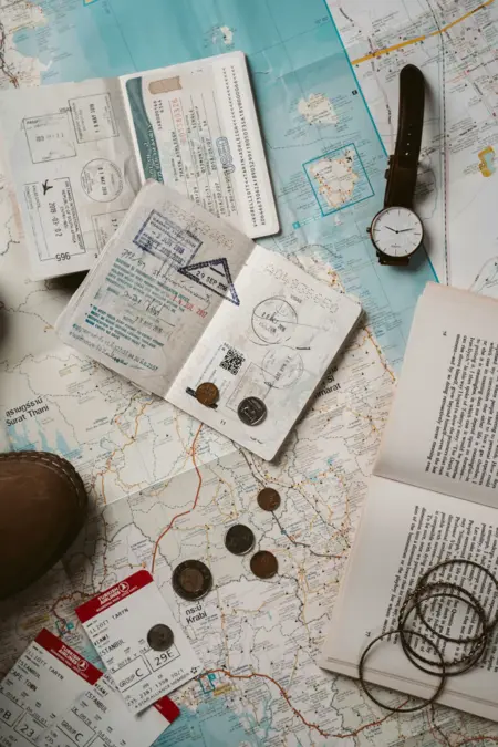Passeport sur une carte illustrant le visa pour l’Arabie saoudite