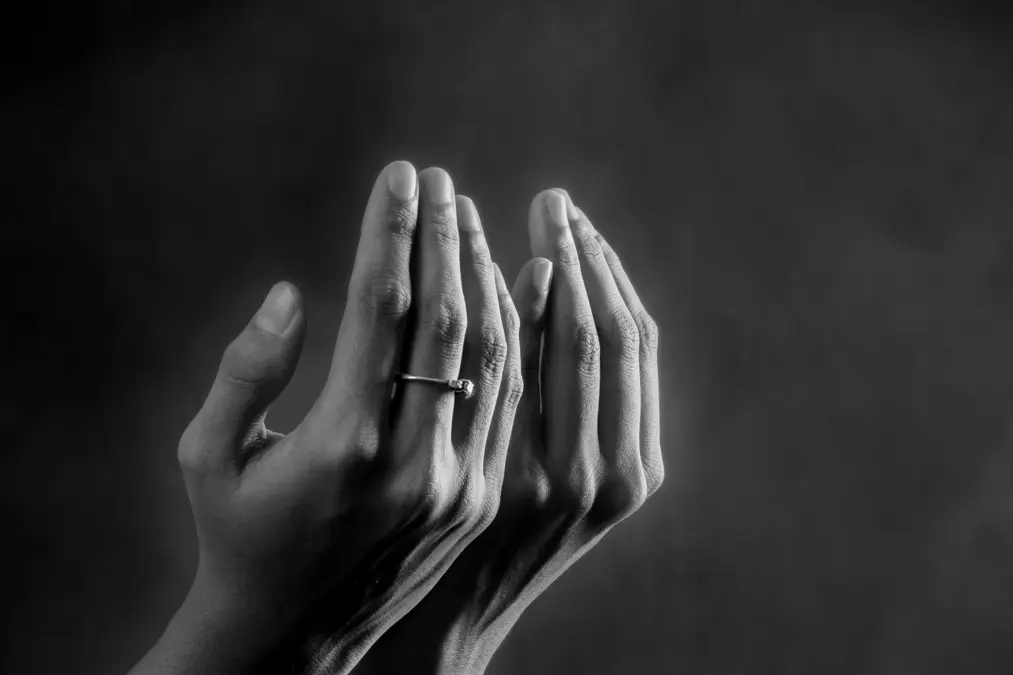 Mains levées en invocation pour la prière d’Istikhara