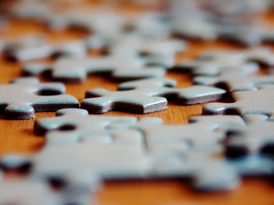 Pièces de puzzle symbolisant les épreuves de la vie
