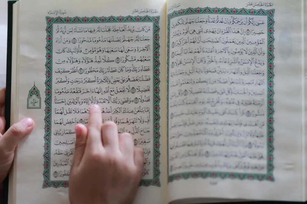 Lecture du Coran avec doigt suivant les versets