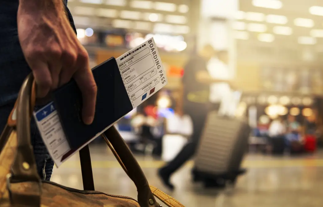 Passeport et billet d’avion à l’aéroport