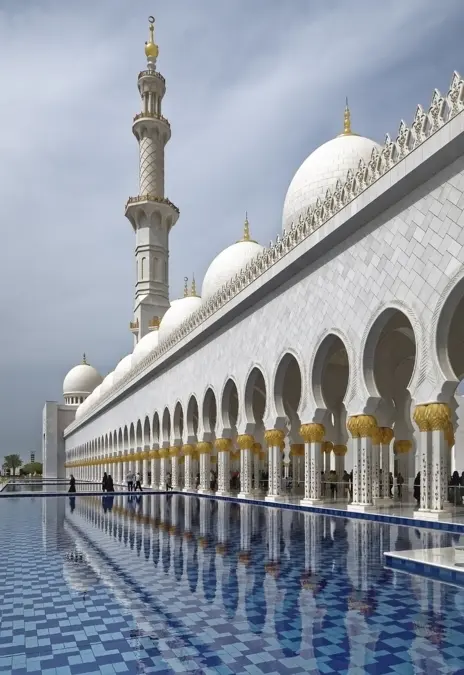 Mosquée blanche avec minaret et dômes aux Émirats arabes unis