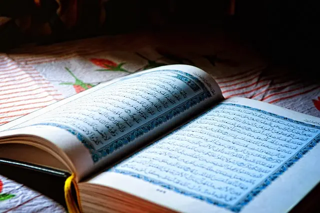 Coran ouvert illustrant la récitation de la sourate An-Nâs pour la protection spirituelle