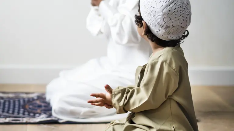 Enfant apprenant les invocations musulmanes