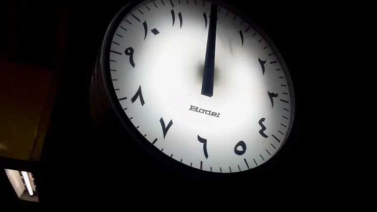 Horloge illustrant l’apprentissage des nombres arabes