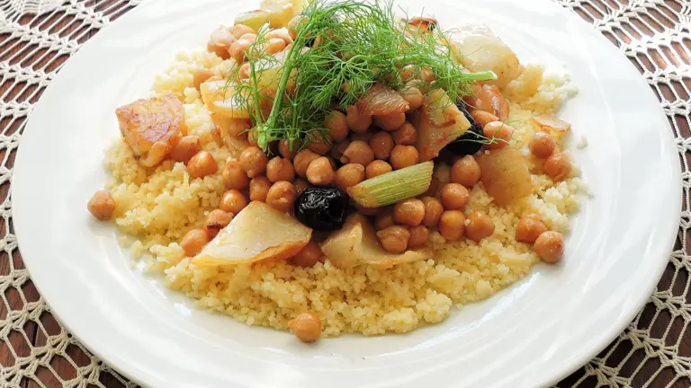 Plat de couscous aux pois chiches