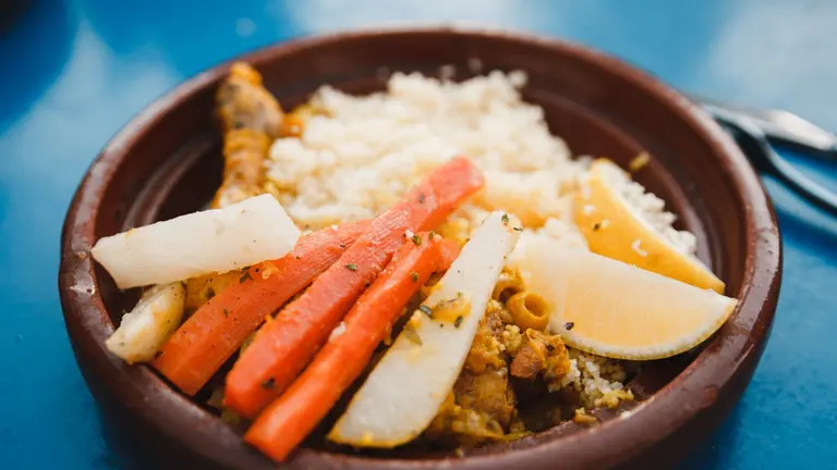 Plat traditionnel illustrant l’hospitalité arabe