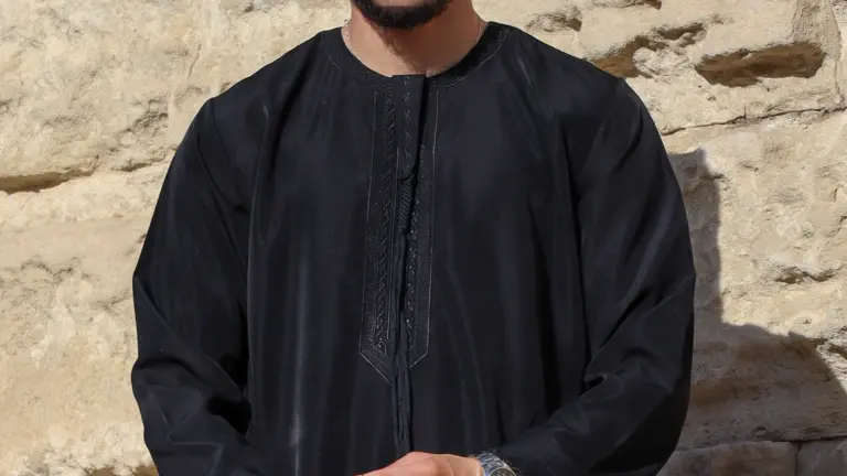 Homme portant un qamis noir