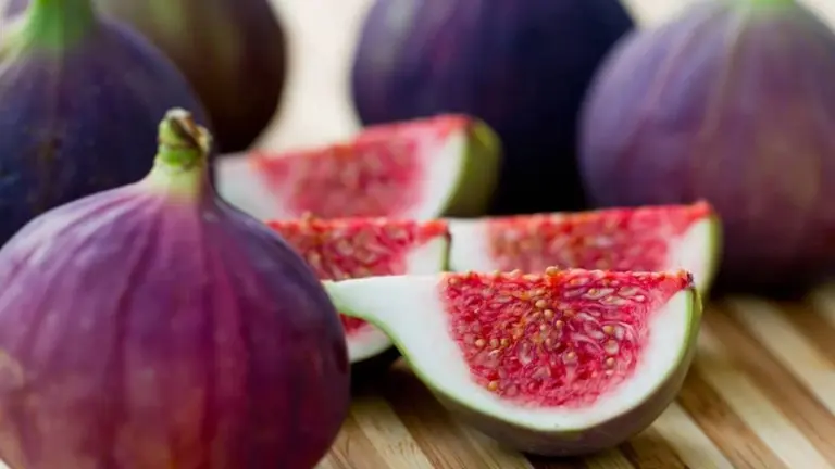 Figues fraîches coupées illustrant la figue dans le Coran