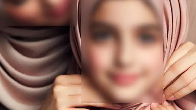 Mère aidant sa fille à porter le hijab