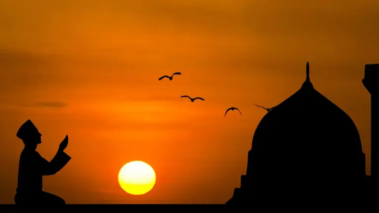 Silhouette eines Mannes beim Duʿā bei Sonnenuntergang