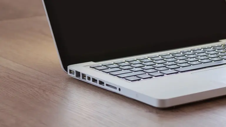Ordinateur portable sur bureau pour écrire en arabe