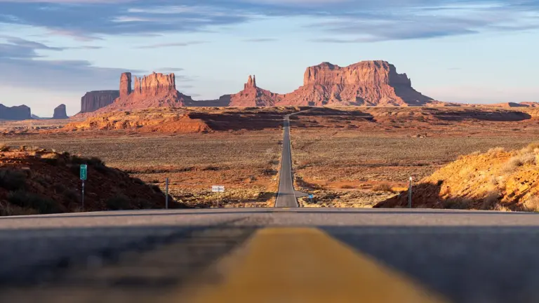 Route désertique aux États-Unis pour apprendre l’arabe