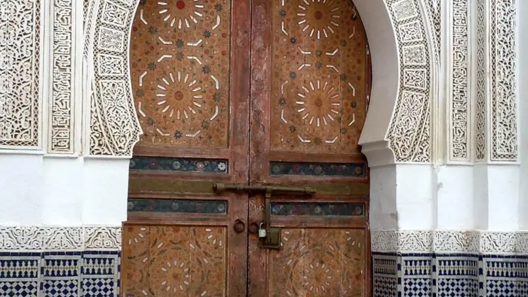 Porte de mosquée à l’architecture islamique