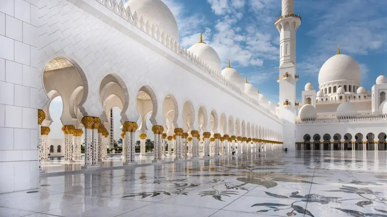 Grande mosquée blanche aux arches et dômes lumineux