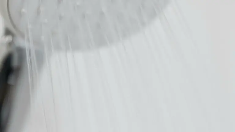 Pommeau de douche avec eau qui coule