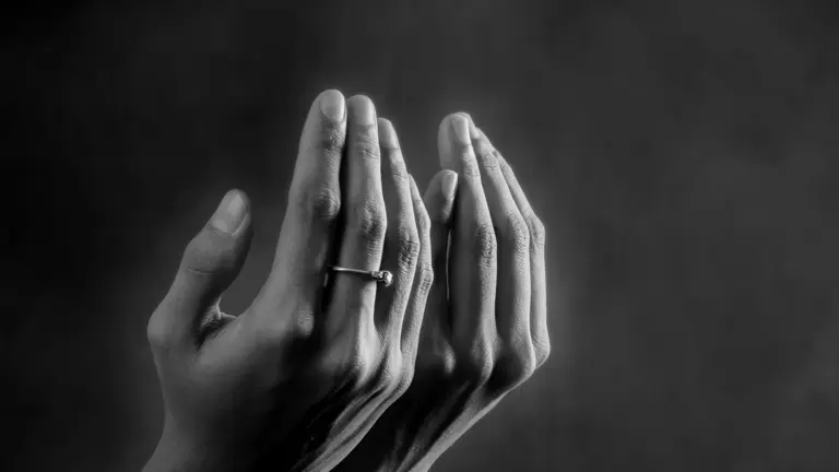 Mains levées en invocation pour la prière d’Istikhara