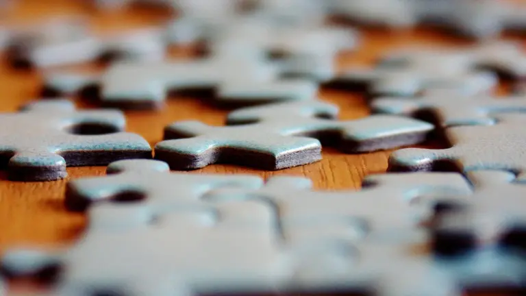 Pièces de puzzle symbolisant les épreuves de la vie