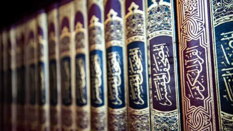 Livres de tafsir alignés sur une étagère