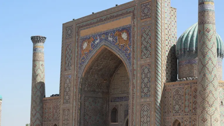 Mosquée historique avec dôme et minarets