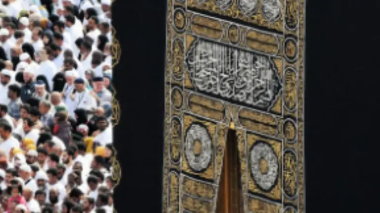 Pèlerins musulmans accomplissant le tawaf autour de la Kaaba à La Mecque dans une atmosphère spirituelle paisible