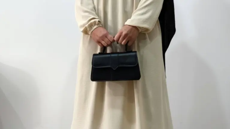 Muslimische Frau mit beiger Abaya und schwarzem Khimar