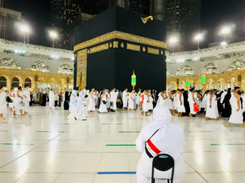 Musulman se préparant spirituellement au Hajj et à la Omra à travers la prière et le recueillement à Londres