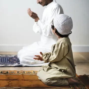 Child learning Muslim supplications