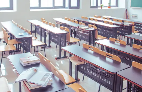 Salle de classe vide pour l’apprentissage de l’arabe