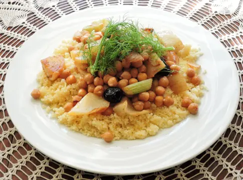 Plat de couscous aux pois chiches