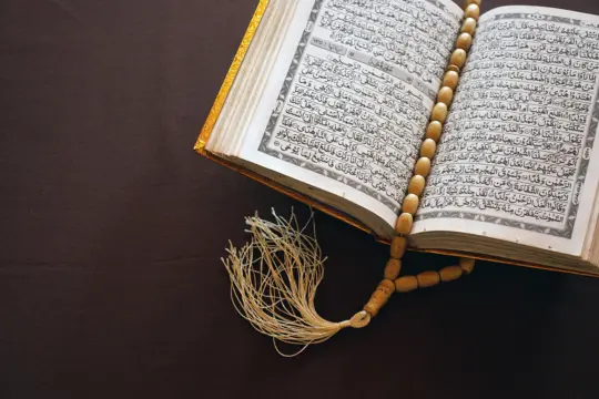 Coran ouvert avec chapelet pour l’étude du Tafsir