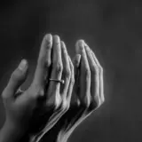 Hands raised in supplication voor Istikhara gebed