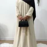 Muslimische Frau mit beiger Abaya und schwarzem Khimar