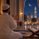 Mann som påkaller Allah under en natt i Ramadan